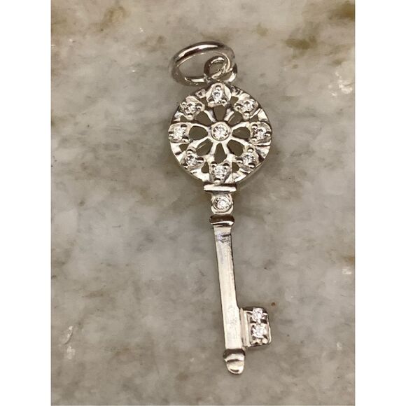 .925 Key Ornate Sterling Silver Jewelry Charm - Picture 5 of 6
